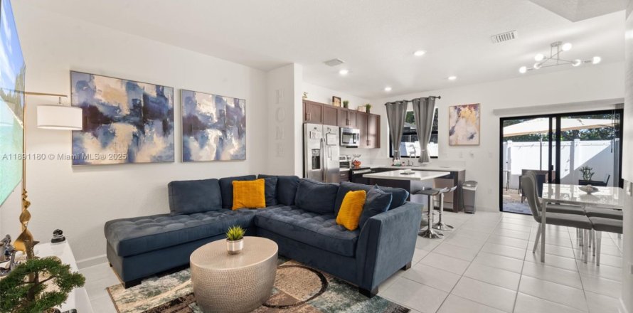 Townhouse in Hialeah, Florida 3 bedrooms, 123.75 sq.m. № 1944108
