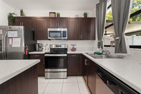 Townhouse in Hialeah, Florida 3 bedrooms, 123.75 sq.m. № 1944108 - photo 4