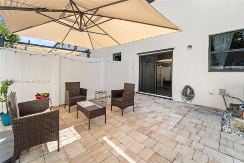 Townhouse in Hialeah, Florida 3 bedrooms, 123.75 sq.m. № 1944108 - photo 18