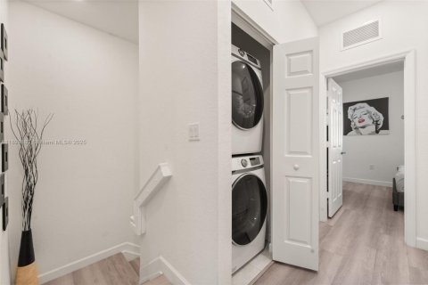 Townhouse in Hialeah, Florida 3 bedrooms, 123.75 sq.m. № 1944108 - photo 10