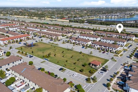Townhouse in Hialeah, Florida 3 bedrooms, 123.75 sq.m. № 1944108 - photo 25