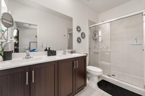 Townhouse in Hialeah, Florida 3 bedrooms, 123.75 sq.m. № 1944108 - photo 13
