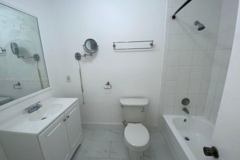 Copropriété à louer à Palmetto Bay, Floride: 2 chambres, 103.12 m2 № 1945740 - photo 2