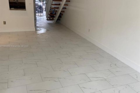 Copropriété à louer à Palmetto Bay, Floride: 2 chambres, 103.12 m2 № 1945740 - photo 3