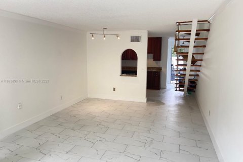 Copropriété à louer à Palmetto Bay, Floride: 2 chambres, 103.12 m2 № 1945740 - photo 4