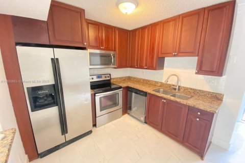 Copropriété à louer à Palmetto Bay, Floride: 2 chambres, 103.12 m2 № 1945740 - photo 1