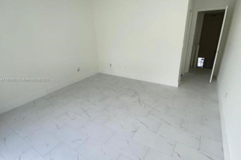 Copropriété à louer à Palmetto Bay, Floride: 2 chambres, 103.12 m2 № 1945740 - photo 5