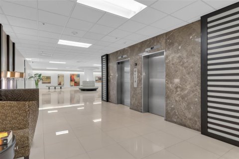 Copropriété à vendre à Miami Beach, Floride: 2 chambres, 101.08 m2 № 2417651 - photo 10
