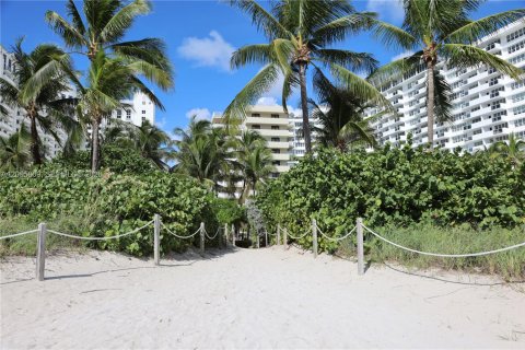 Copropriété à vendre à Miami Beach, Floride: 2 chambres, 101.08 m2 № 2417651 - photo 27