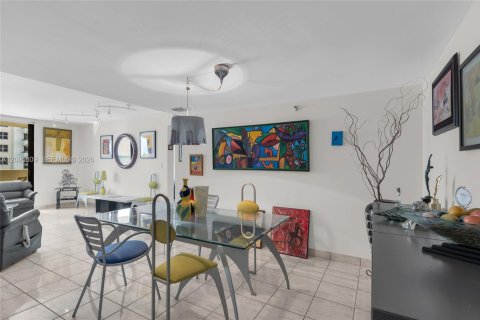 Copropriété à vendre à Miami Beach, Floride: 2 chambres, 101.08 m2 № 2417651 - photo 11