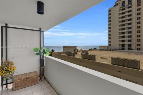 Copropriété à vendre à Miami Beach, Floride: 2 chambres, 101.08 m2 № 2417651 - photo 14