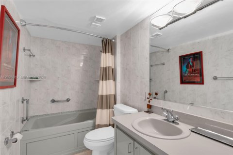 Copropriété à vendre à Miami Beach, Floride: 2 chambres, 101.08 m2 № 2417651 - photo 17