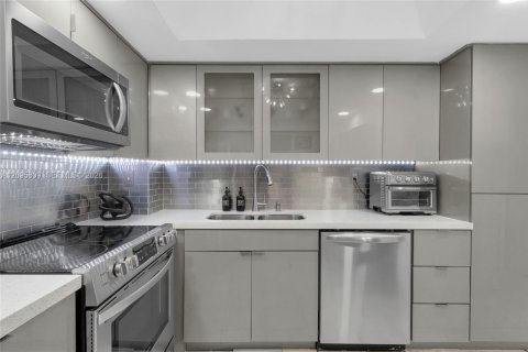Copropriété à vendre à Miami Beach, Floride: 2 chambres, 101.08 m2 № 2417651 - photo 16