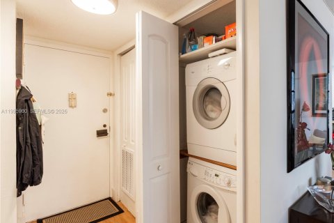 Condo in Miami, Florida, 1 bedroom  № 2064471 - photo 13