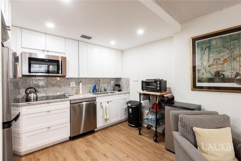 Condo in Miami, Florida, 1 bedroom  № 2064471 - photo 3