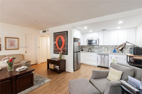 Condo in Miami, Florida, 1 bedroom  № 2064471 - photo 2