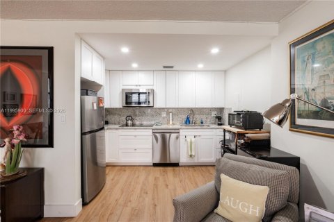 Condo in Miami, Florida, 1 bedroom  № 2064471 - photo 7