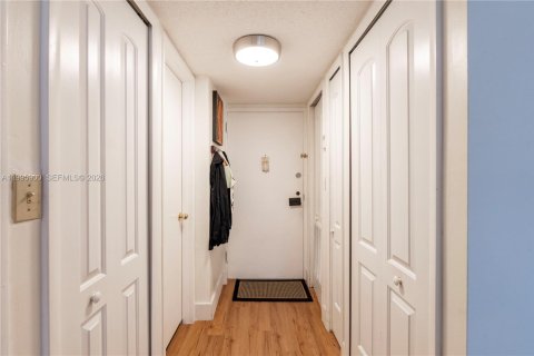 Condo in Miami, Florida, 1 bedroom  № 2064471 - photo 9