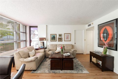 Condo in Miami, Florida, 1 bedroom  № 2064471 - photo 4