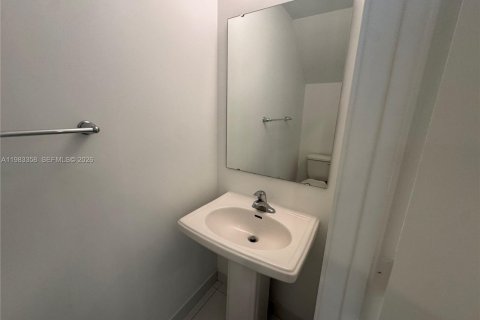 Снять в аренду таунхаус в Майами, Флорида 2 спальни, 104.05м2, № 2076613 - фото 12