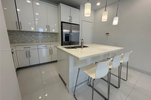 Снять в аренду таунхаус в Майами, Флорида 2 спальни, 104.05м2, № 2076613 - фото 18