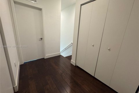 Снять в аренду таунхаус в Майами, Флорида 2 спальни, 104.05м2, № 2076613 - фото 24