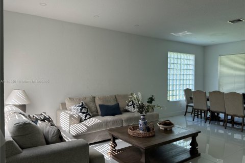 House in Miramar, Florida 4 bedrooms, 209.96 sq.m. № 1949988 - photo 3