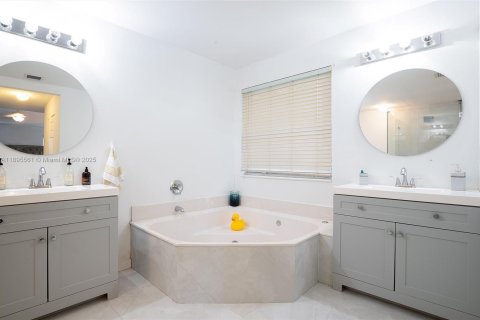 House in Miramar, Florida 4 bedrooms, 209.96 sq.m. № 1949988 - photo 27