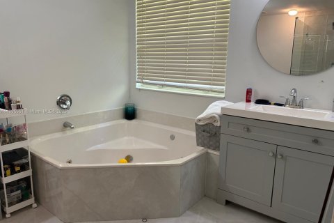 House in Miramar, Florida 4 bedrooms, 209.96 sq.m. № 1949988 - photo 12