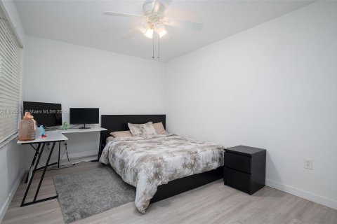 House in Miramar, Florida 4 bedrooms, 209.96 sq.m. № 1949988 - photo 30