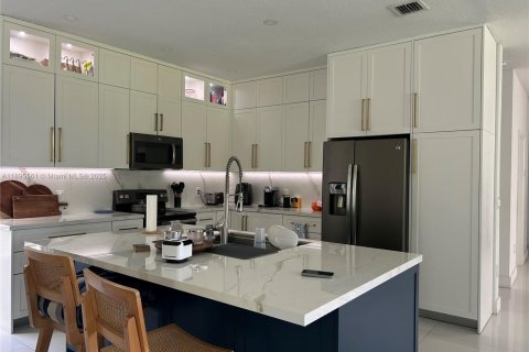 House in Miramar, Florida 4 bedrooms, 209.96 sq.m. № 1949988 - photo 5