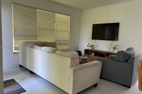 House in Miramar, Florida 4 bedrooms, 209.96 sq.m. № 1949988 - photo 6