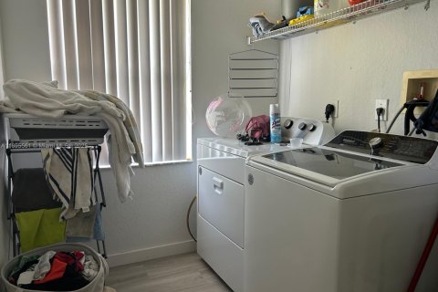 House in Miramar, Florida 4 bedrooms, 209.96 sq.m. № 1949988 - photo 10