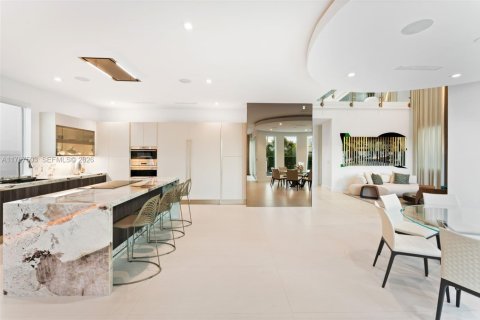House in Doral, Florida 5 bedrooms, 347.18 sq.m. № 2192967 - photo 13