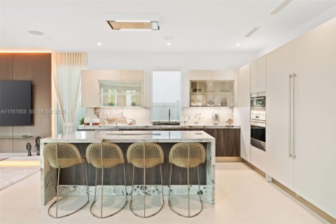 House in Doral, Florida 5 bedrooms, 347.18 sq.m. № 2192967 - photo 11