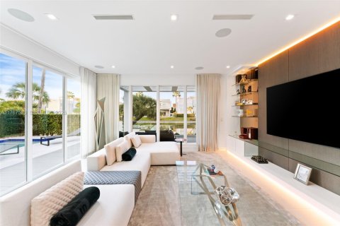 House in Doral, Florida 5 bedrooms, 347.18 sq.m. № 2192967 - photo 7