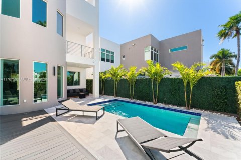 House in Doral, Florida 5 bedrooms, 347.18 sq.m. № 2192967 - photo 28