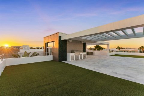 House in Doral, Florida 5 bedrooms, 347.18 sq.m. № 2192967 - photo 4