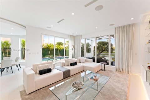 House in Doral, Florida 5 bedrooms, 347.18 sq.m. № 2192967 - photo 14