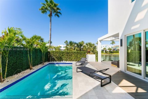 House in Doral, Florida 5 bedrooms, 347.18 sq.m. № 2192967 - photo 26