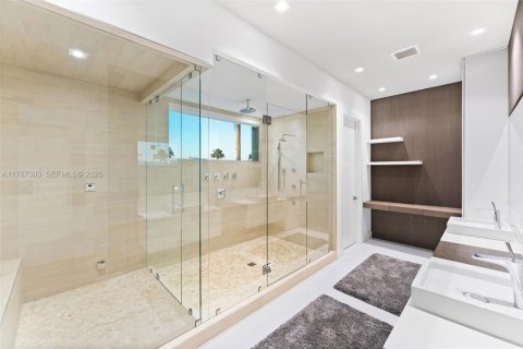 House in Doral, Florida 5 bedrooms, 347.18 sq.m. № 2192967 - photo 20