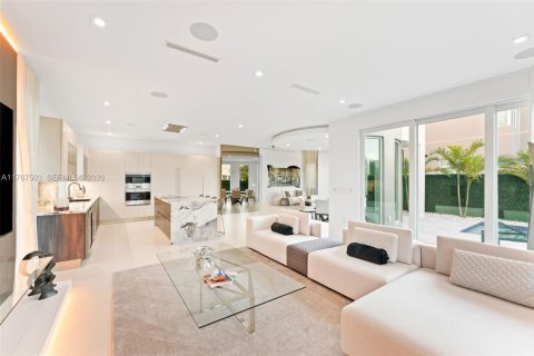House in Doral, Florida 5 bedrooms, 347.18 sq.m. № 2192967 - photo 16