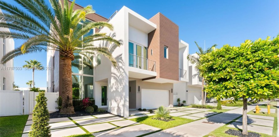 House in Doral, Florida 5 bedrooms, 347.18 sq.m. № 2192967