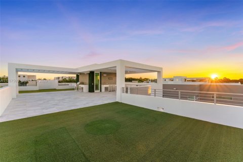 House in Doral, Florida 5 bedrooms, 347.18 sq.m. № 2192967 - photo 24