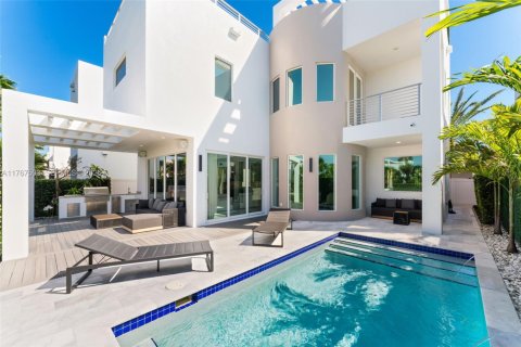 House in Doral, Florida 5 bedrooms, 347.18 sq.m. № 2192967 - photo 30
