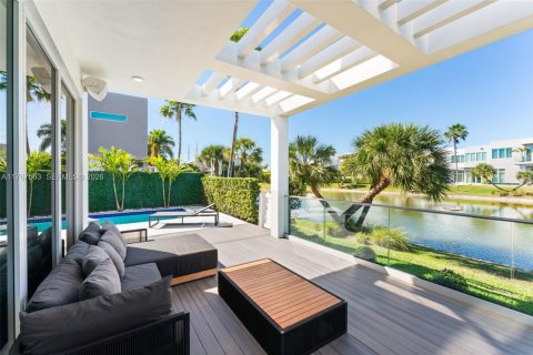 House in Doral, Florida 5 bedrooms, 347.18 sq.m. № 2192967 - photo 3