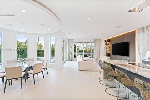 House in Doral, Florida 5 bedrooms, 347.18 sq.m. № 2192967 - photo 12