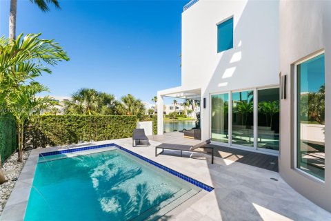 House in Doral, Florida 5 bedrooms, 347.18 sq.m. № 2192967 - photo 27