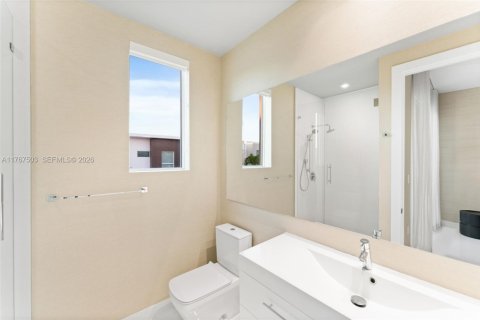 House in Doral, Florida 5 bedrooms, 347.18 sq.m. № 2192967 - photo 23