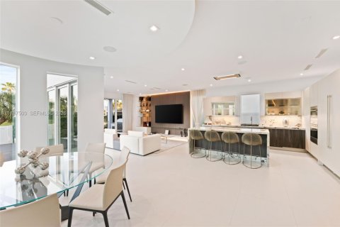 House in Doral, Florida 5 bedrooms, 347.18 sq.m. № 2192967 - photo 9